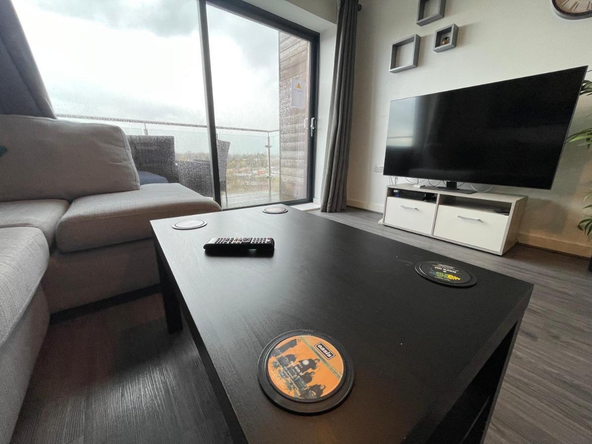 Balcony Marina Apartment With City Skyline Views - Free Secure Parking แมนเชสเตอร์ ภายนอก รูปภาพ